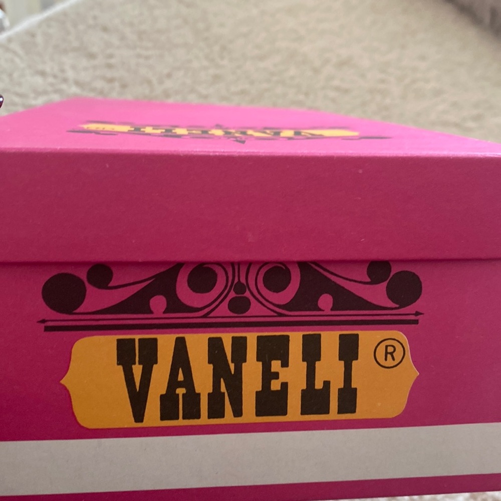 Vaneli - Picture 2 of 7